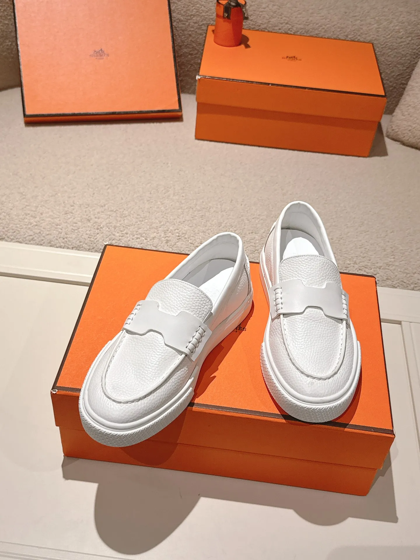 Men's men's shoes P620! Hermes# Thick Sole Couple Loafers These lace-up free sneakers in calfskin and washed denim feature signature "H" details. The design is simple and smooth, creating a fashionable urban look. It is comfortable and versatile. H family classics are not outdated, and the delivery counter is beautifully packaged🛍📦 Fabric: Original customized washed denim/first-layer cowhide Lining: Imported soft sheepskin Sole: Original open-molded anti-slip TPU material Size: 35-45